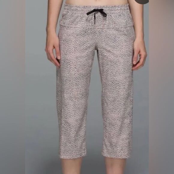 Lululemon women’s step lively crop in Dottie dash grain black pant - Picture 2 of 7